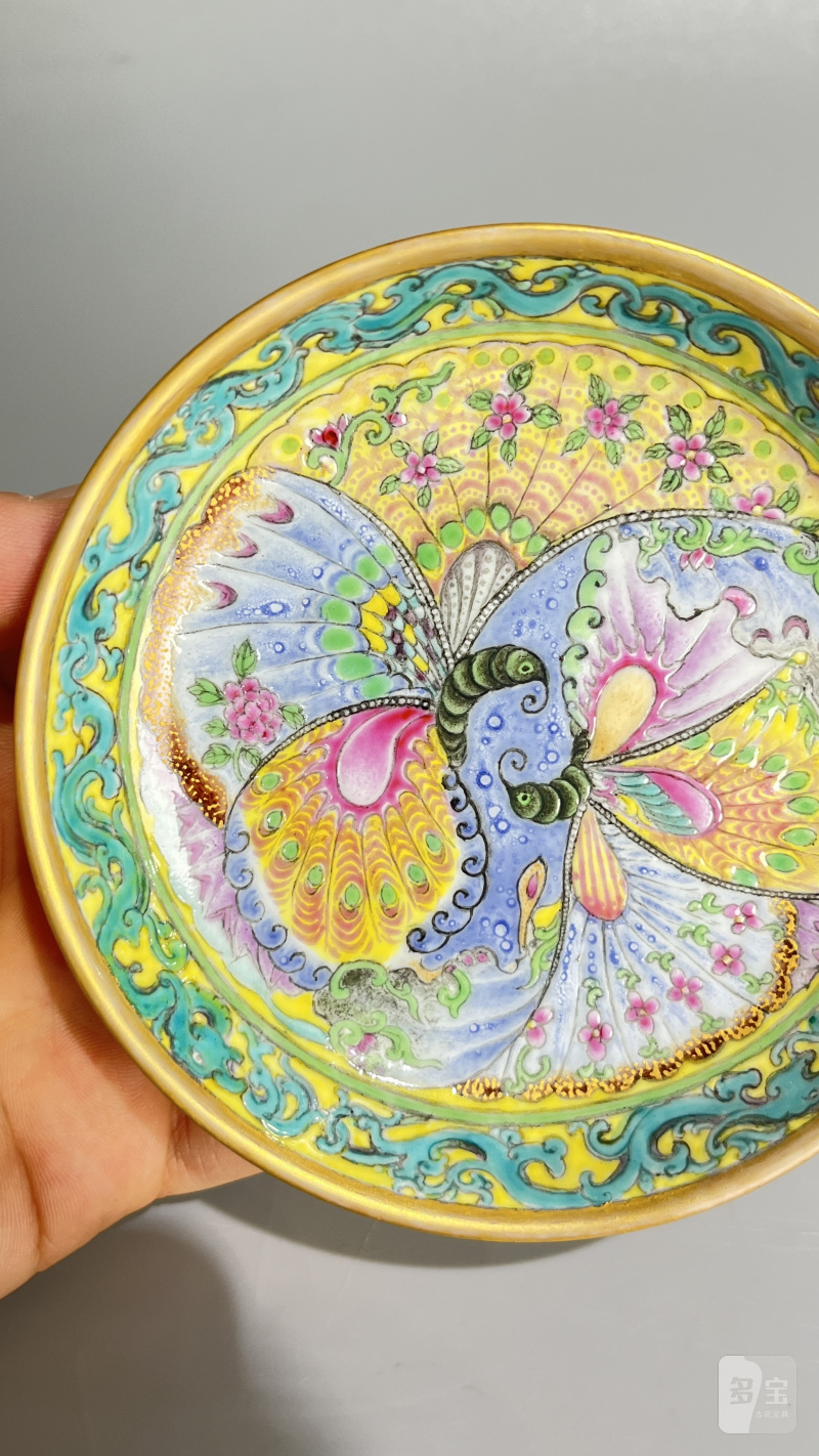 清 外珊瑚红描金内粉彩蝶恋花纹盘 - 图5